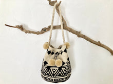 画像をギャラリービューアに読み込む, Poblado One Handle Bag Large Black